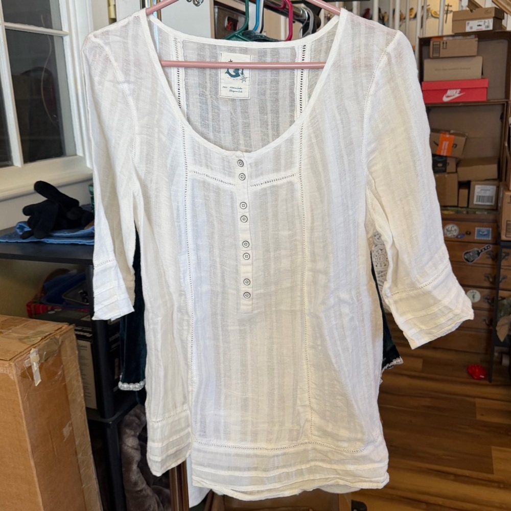 1/2 off 3+ bundle Casual White Button-Front Blouse woven stripes